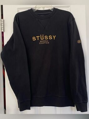 Stüssy Madrid Chapter Crewneck Sweatshirt Black-Gold Embroidered Lettering Sz M